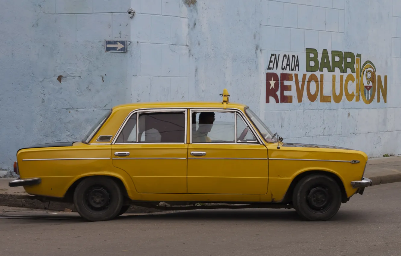 Фото обои угол, водитель, такси, Куба, Сьенфуэгос