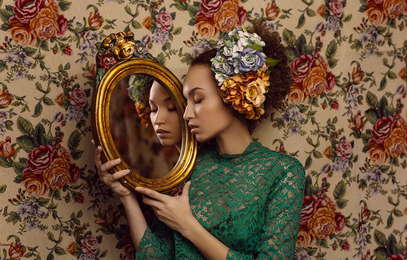 Фото обои девушка, цветы, лицо, стиль, отражение, настроение, зеркало, кружево