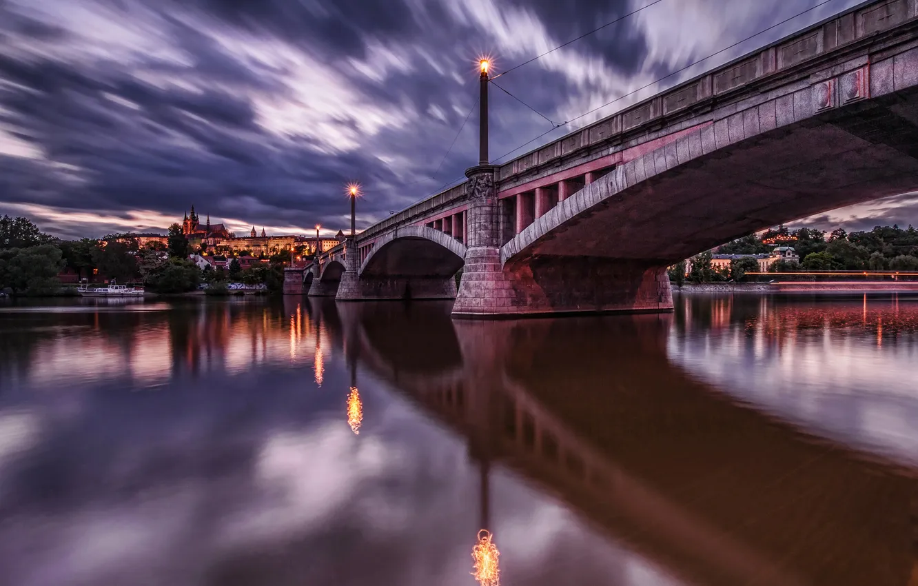 Фото обои небо, тучи, мост, огни, река, рассвет, Прага