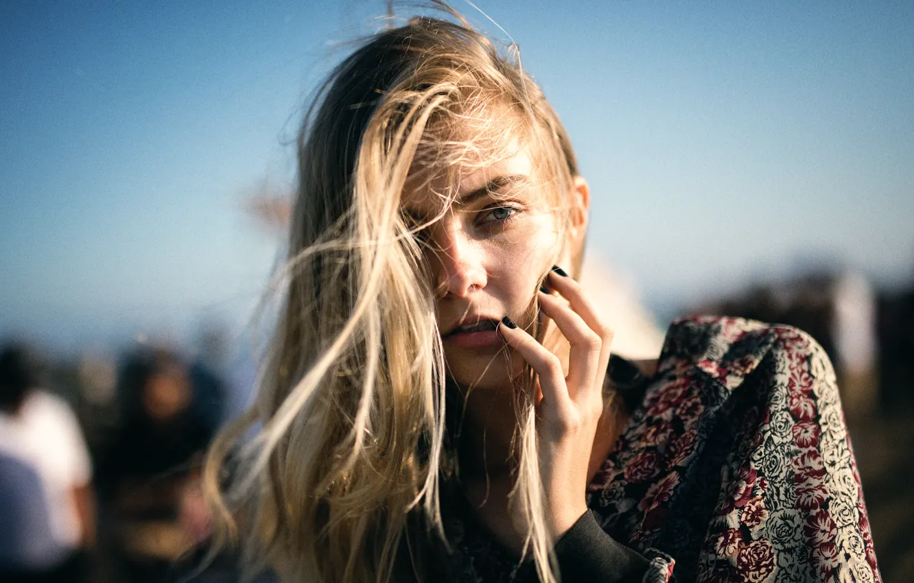 Фото обои взгляд, губки, маникюр, Ellie, Jesse Herzog
