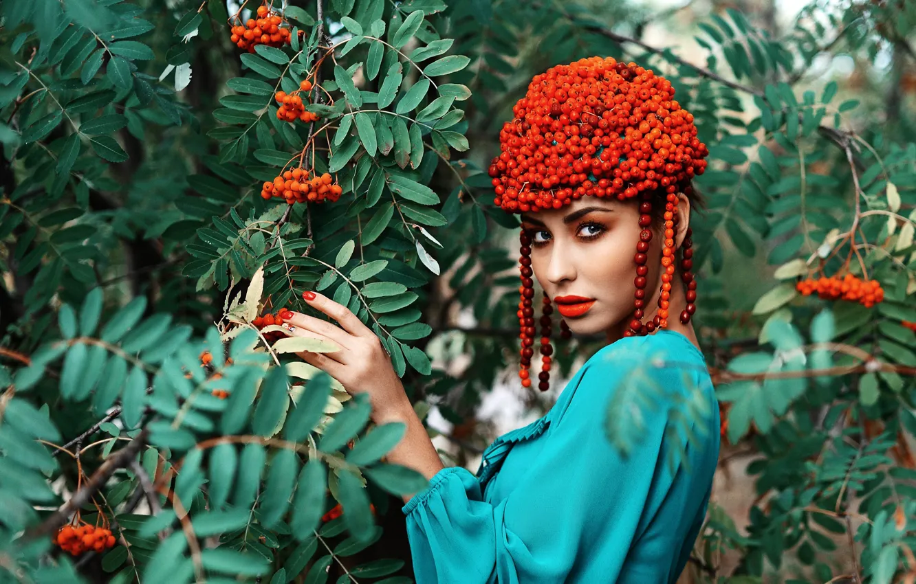 Фото обои взгляд, листья, девушка, ветки, природа, ягоды, куст, макияж