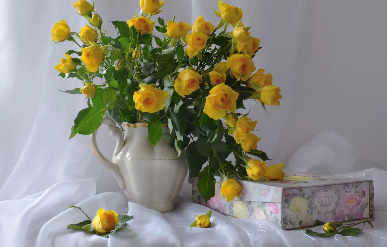 Фото обои стиль, коробка, розы, букет, бутоны, тюль, жёлтые розы