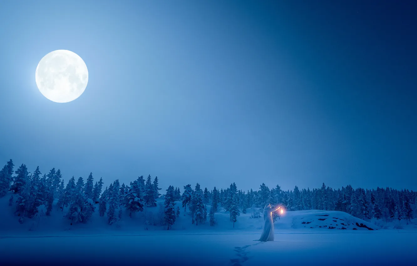 Фото обои зима, лес, девушка, снег, следы, луна, фонарь, белое одеяние