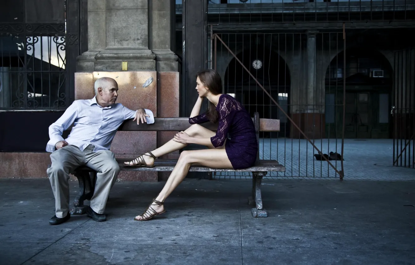 Фото обои девушка, скамейка, фон, мужчина, разговор