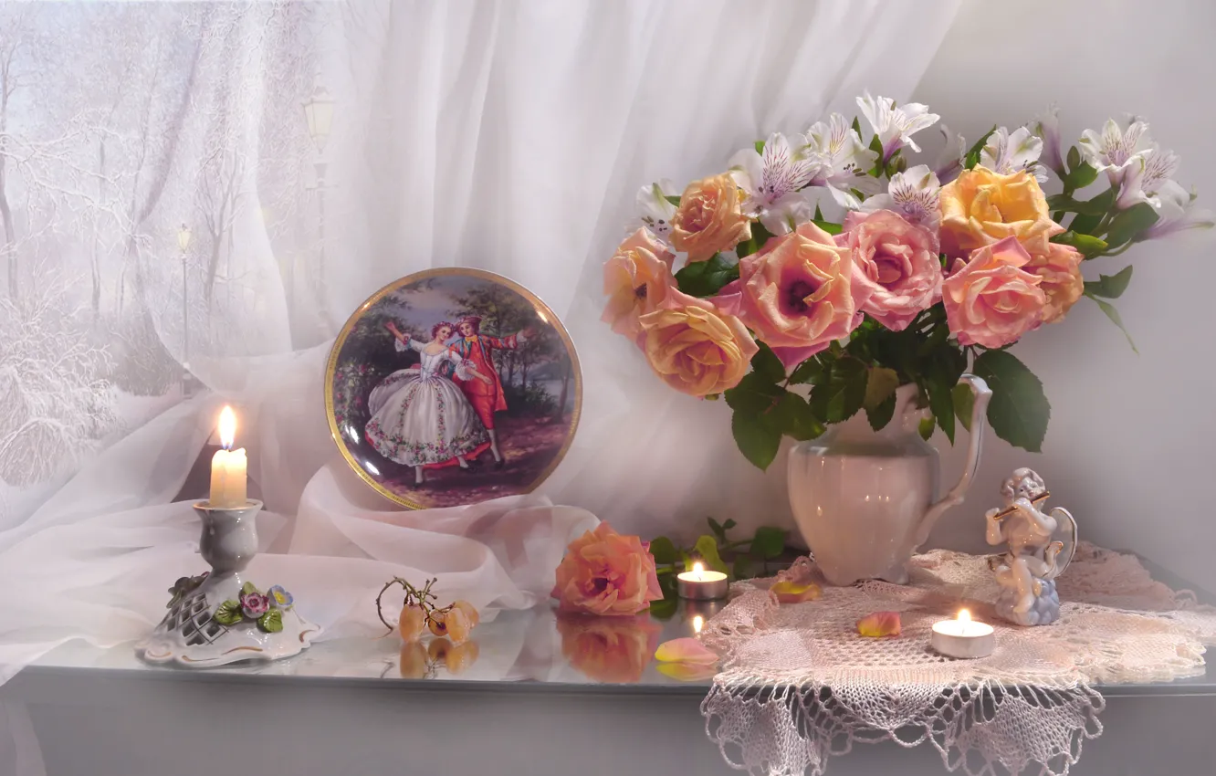 Фото обои цветы, розы, картина, свечи, лепестки, виноград, статуэтка, кувшин