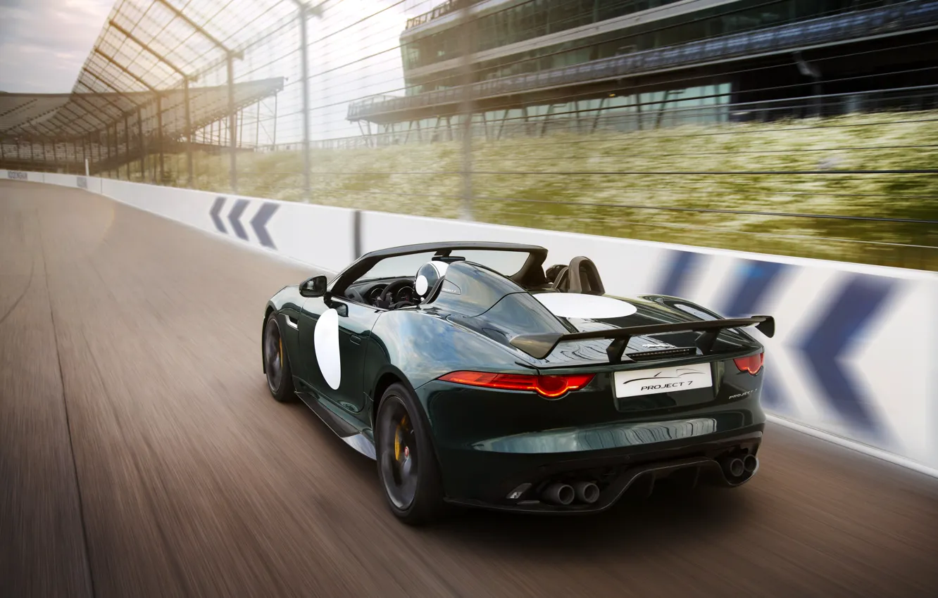 Фото обои асфальт, движение, скорость, трасса, Jaguar, ограждение, вид сзади, антикрыло