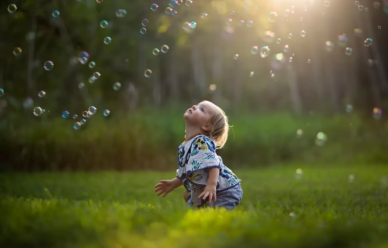 Фото обои лето, мыльные пузыри, ребёнок