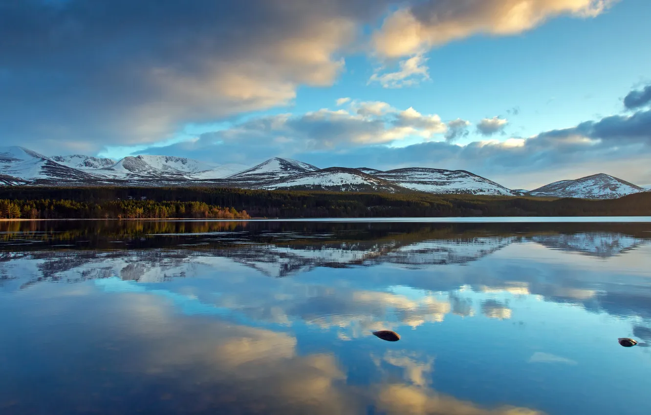 Фото обои облака, Озеро, Шотландия, Scotland, голубое небо, Cairngorms National Park, Loch Morlich, Отражение в воде