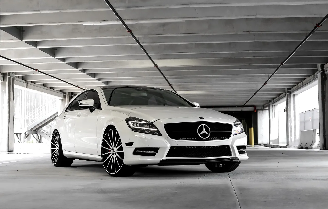 Фото обои Mercedes, black, with, CLS550, gloss, customized