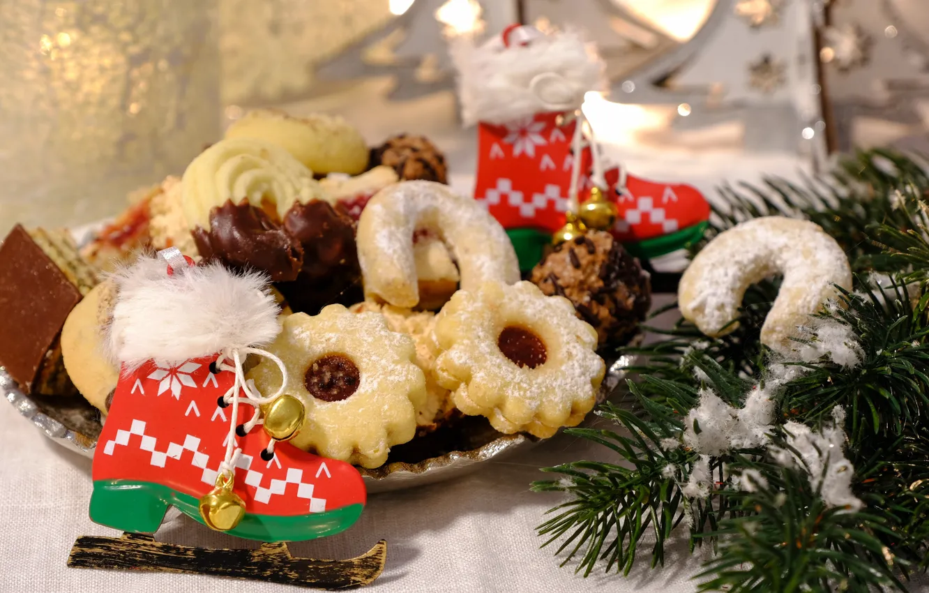 Фото обои праздник, новый год, рождество, ель, ветка, печенье, хвоя, ёлочные игрушки