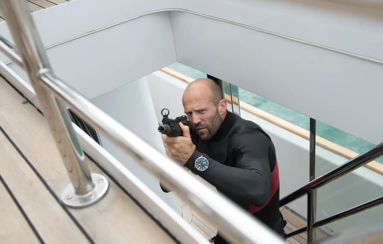 Фото обои оружие, фильм, часы, яхта, Jason Statham, watch, Movie, пистолет-пулемёт