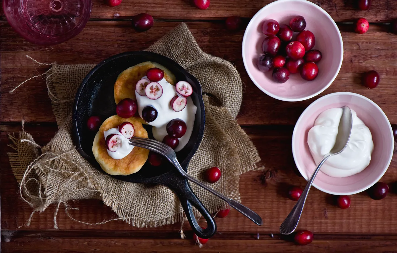 Фото обои ягоды, сливки, ложка, вилка, черешня, оладьи