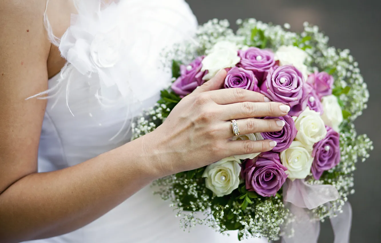 Фото обои рука, розы, кольцо, свадебный букет