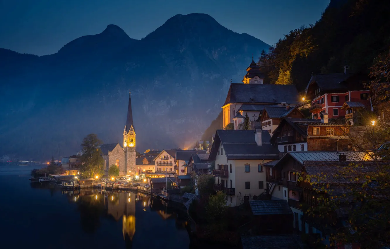 Фото обои горы, ночь, озеро, башня, дома, Австрия, городок, Hallstatt