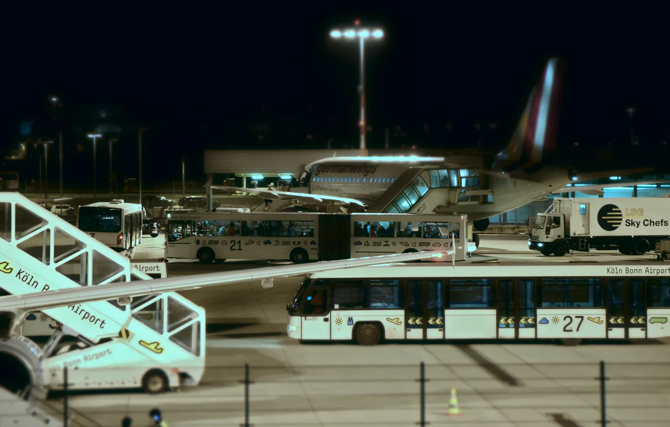 Фото обои ночь, техника, аэропорт, самолёт, автобусы, обслуживающая