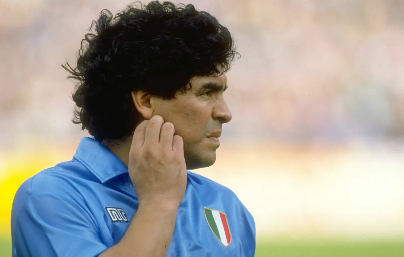 Фото обои ретро, вид сбоку, Наполи, Диего Марадона, смотрит вдаль, Diego Maradona, морщится