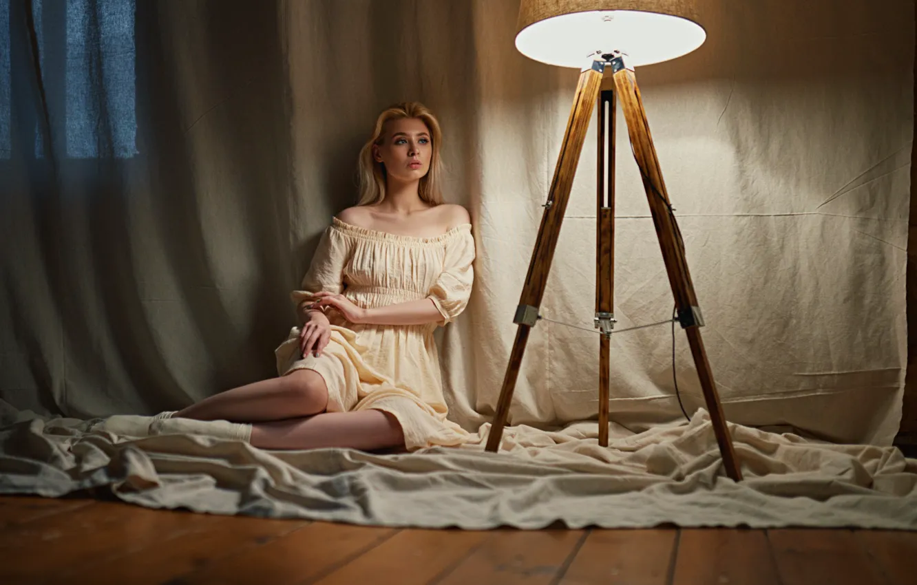 Фото обои взгляд, девушка, свет, поза, комната, на полу, Sergey Fat, Irina Klimenko
