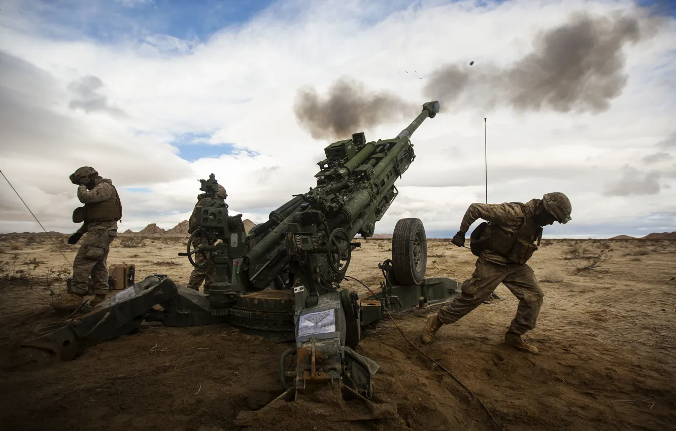 Фото обои поле, солдаты, залп, артиллерия, гаубица, 155-мм, M777, Howitzer