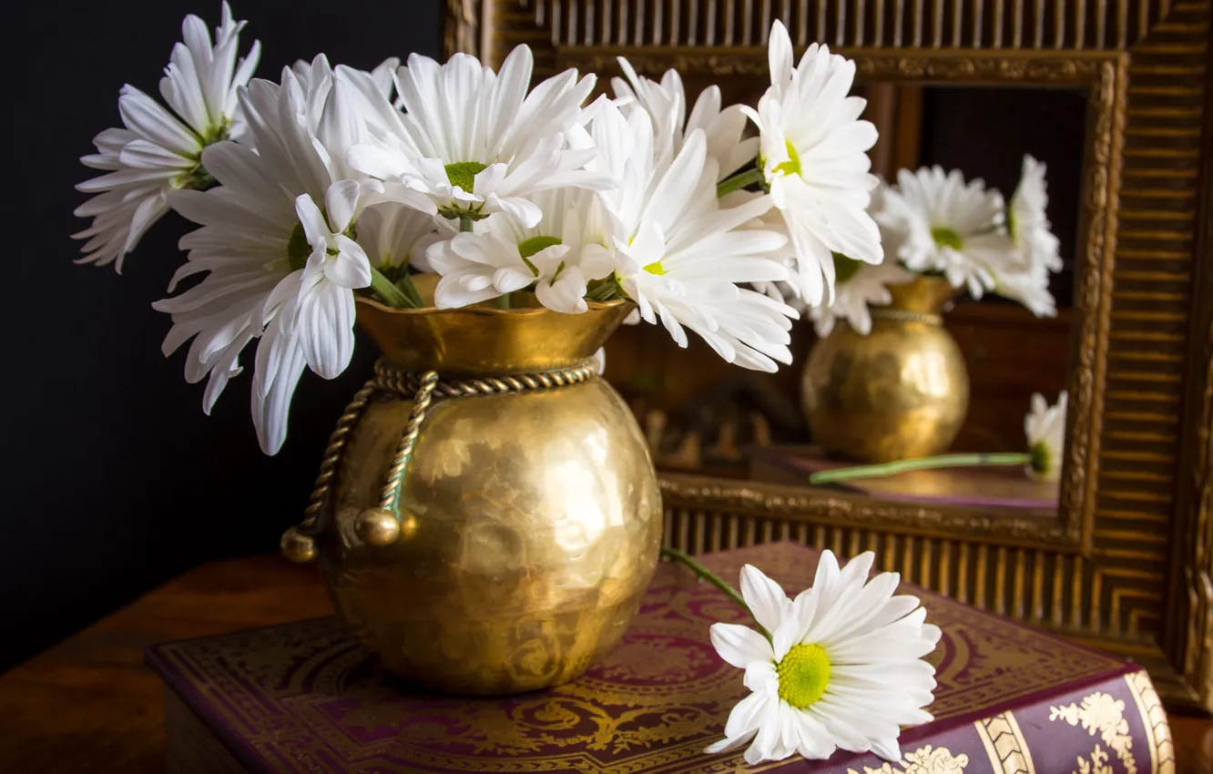 Фото обои цветы, отражение, темный фон, стол, ромашки, букет, рамка, зеркало