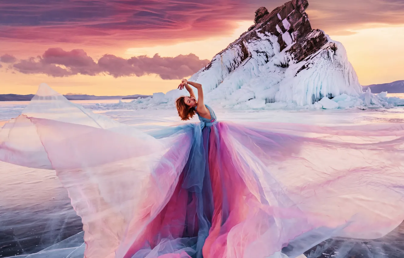 Фото обои зима, девушка, поза, скала, лёд, платье, озеро Байкал, Кристина Макеева