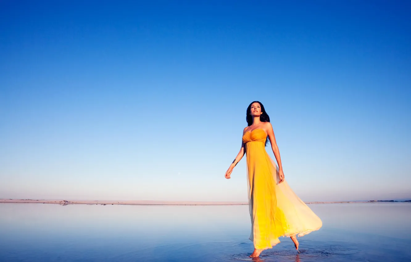 Фото обои girl, beach, yellow, alone, walking