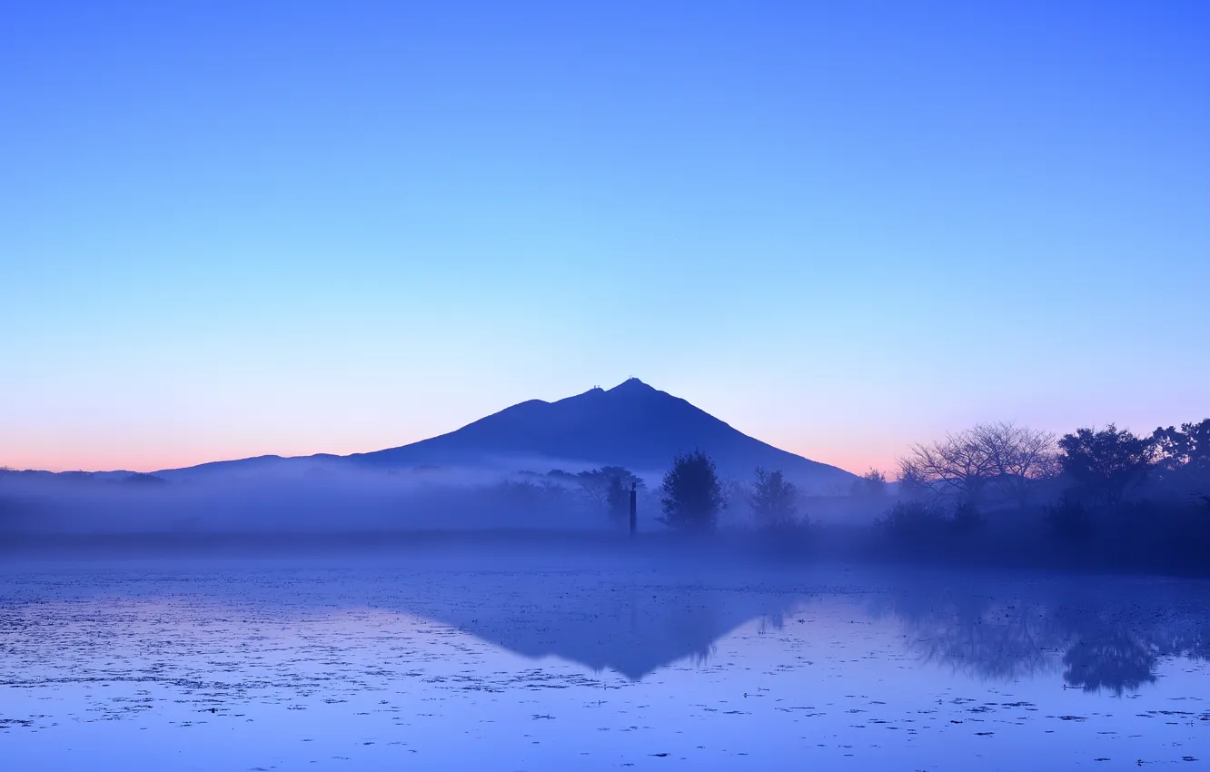 Фото обои деревья, туман, озеро, отражение, гора, вечер, Япония, дымка