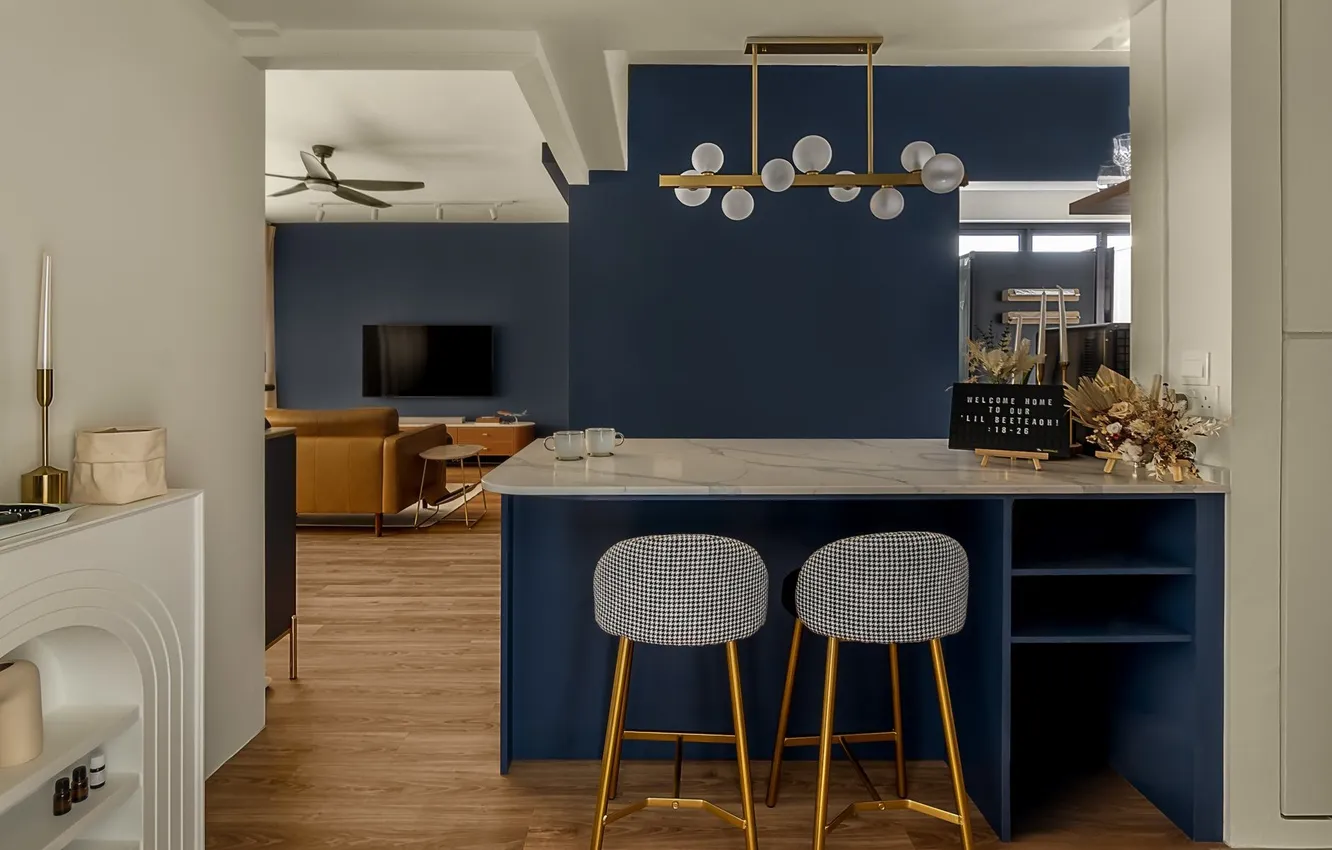 Фото обои дизайн, стиль, интерьер, гостиная, With Distinctive Blue and Wood Palette, характерная палитра синего и древесного …