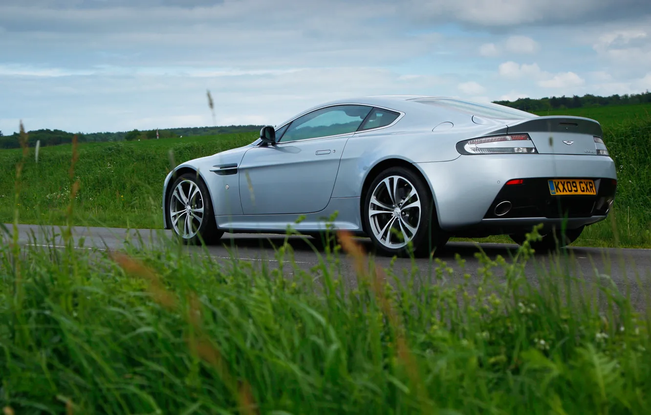 Фото обои трава, green, Aston Martin, Vantage, автомобиль, V12