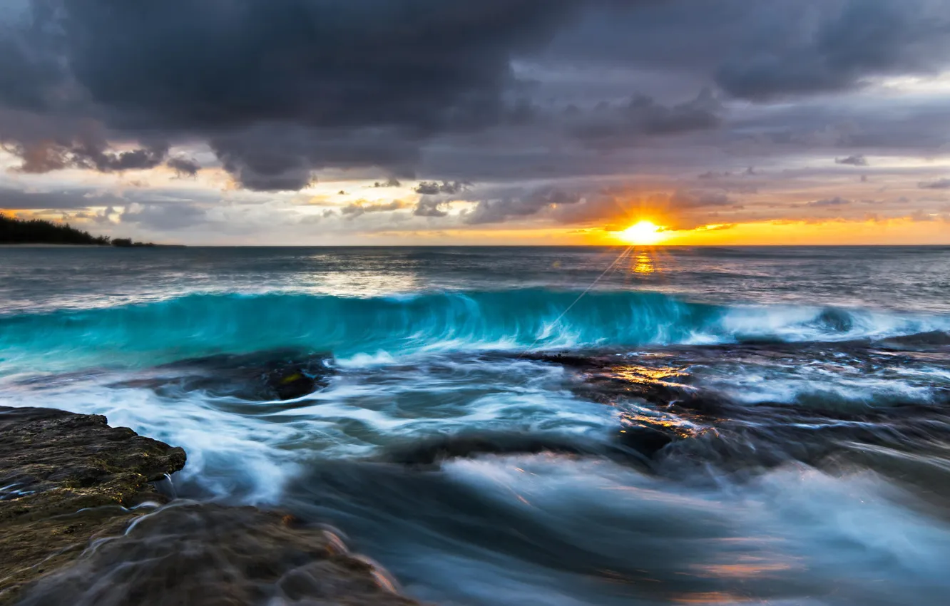 Фото обои волны, солнце, шторм, океан, рассвет, побережье