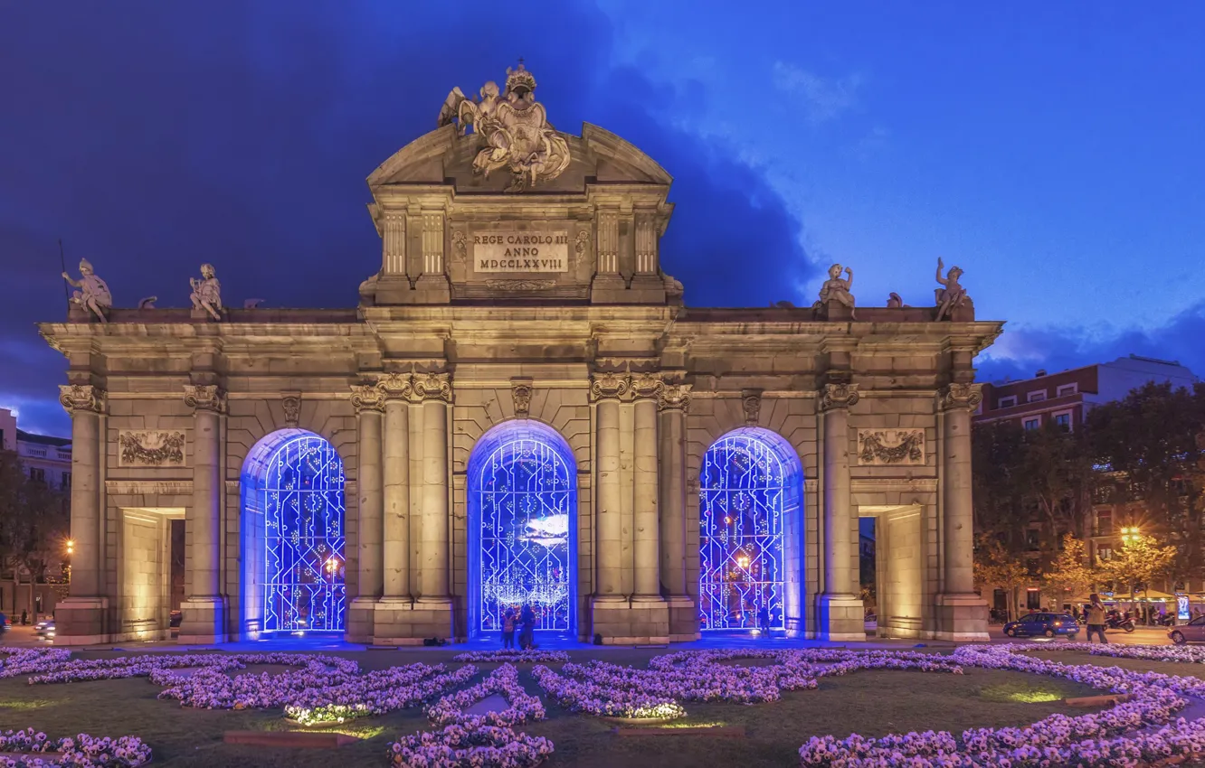 Фото обои цветы, ночь, скульптура, Испания, Spain, Madrid, Мадрид, Puerta de Alcala