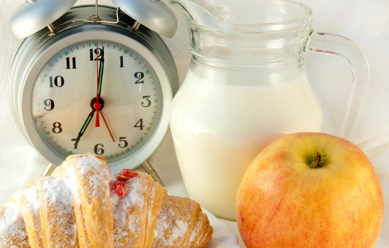 Фото обои яблоко, завтрак, молоко, будильник, кувшин, джем, рогалик