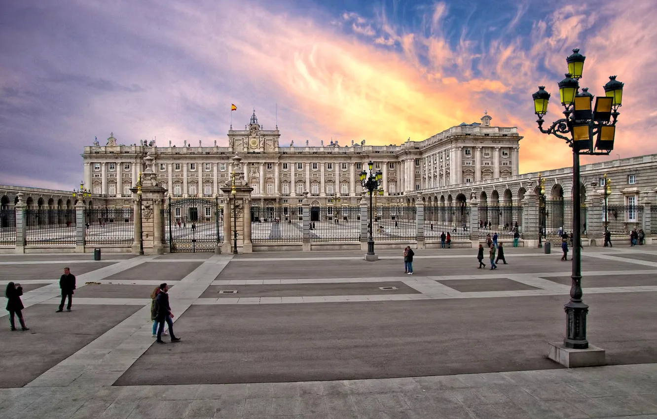 Фото обои небо, облака, площадь, фонарь, Испания, дворец, Мадрид, Palacio Real de Madrid