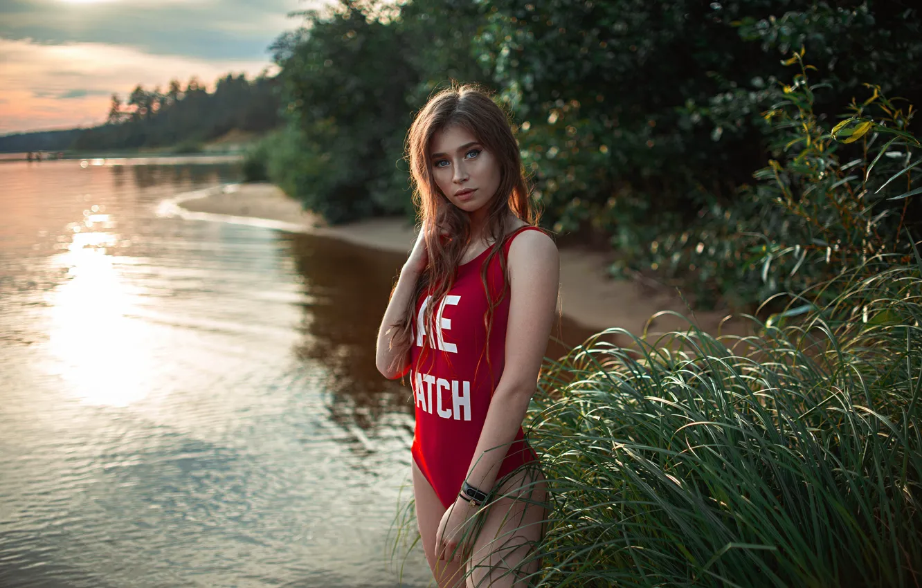 Фото обои пляж, взгляд, вода, девушка, деревья, поза, ножки, Саша Руских