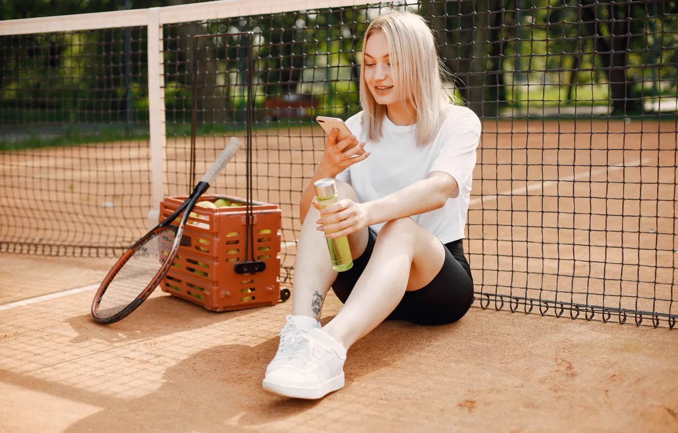 Фото обои woman, tennis, sitting, rest, net, court
