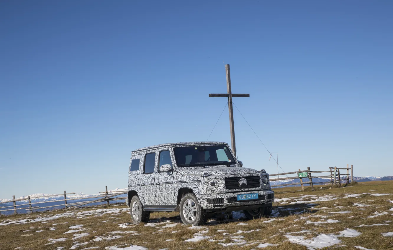 Фото обои небо, растительность, забор, Mercedes-Benz, маскировка, 2018, G-Class, тесты