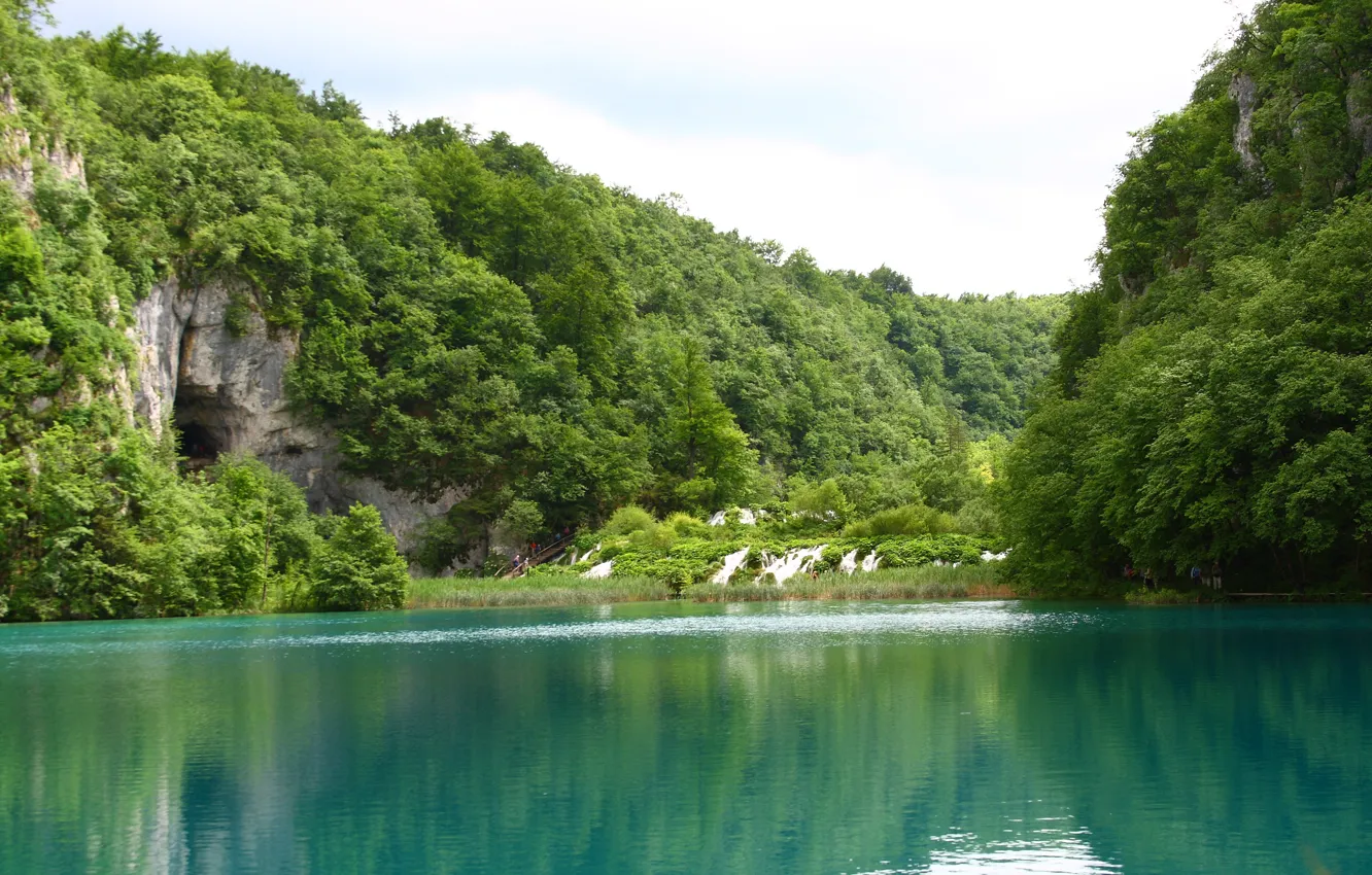 Фото обои вода, деревья, пейзаж, природа, озеро, скалы, водопады