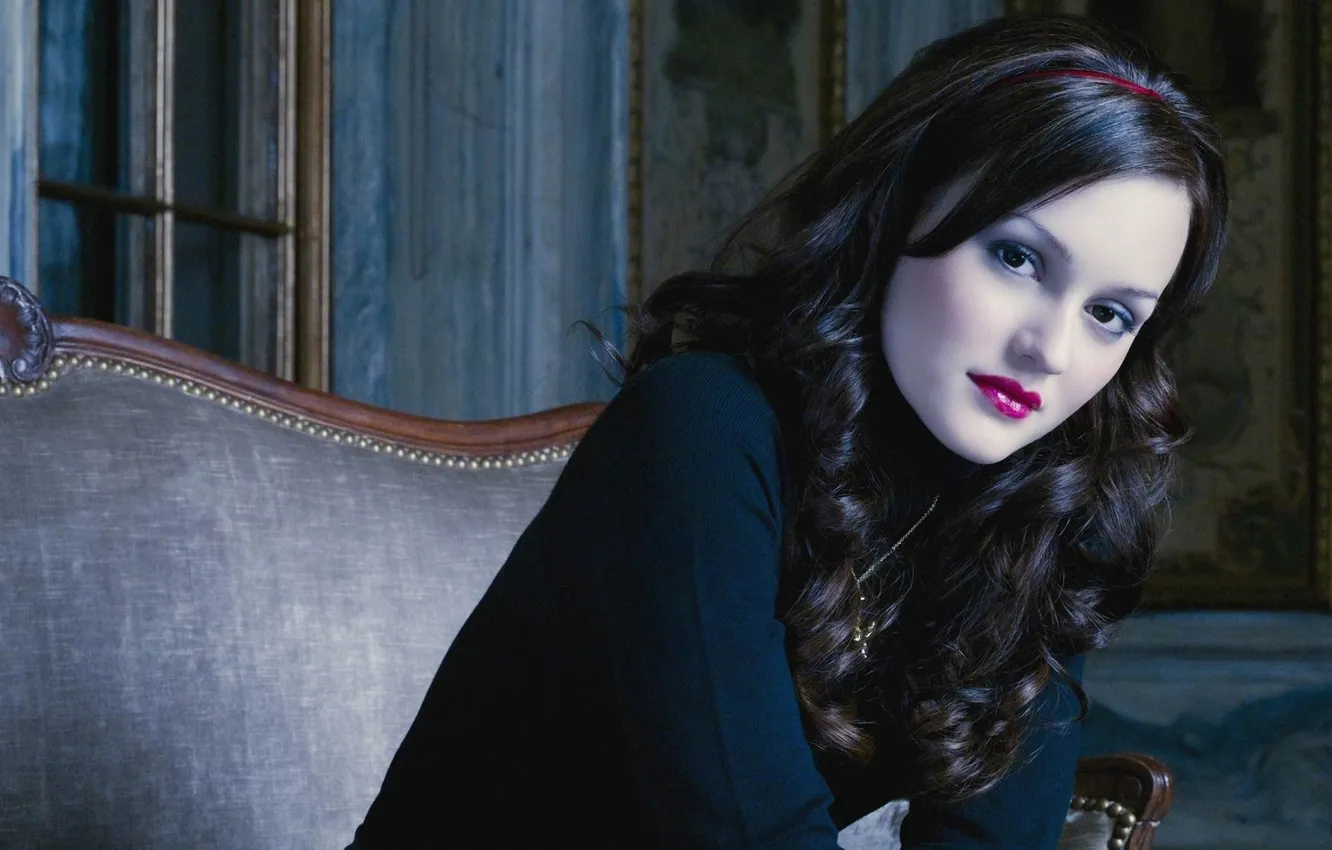 Фото обои комната, диван, макияж, губы, leighton meester