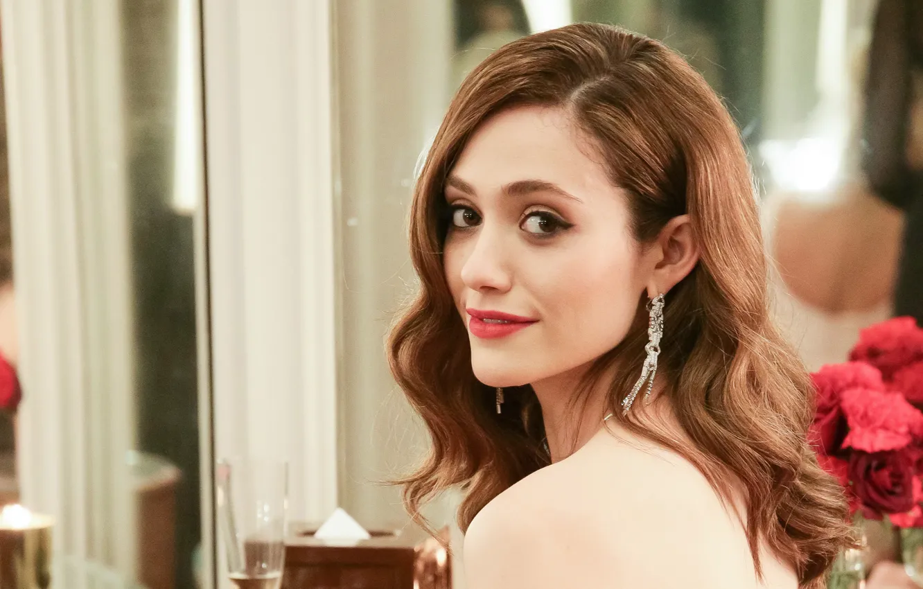 Фото обои цветы, улыбка, волосы, актриса, серёжки, Emmy Rossum, Эмми Россум