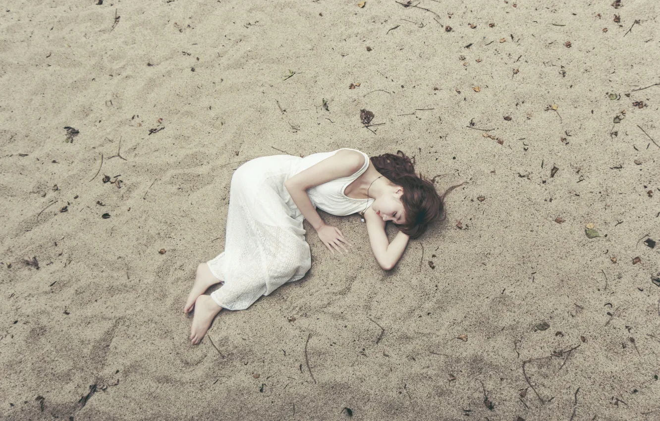 Фото обои песок, Девушка, платье