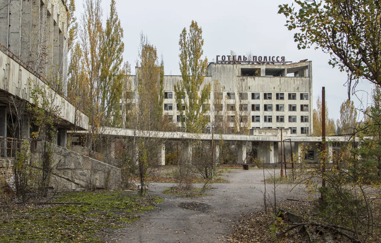 Фото обои небо, деревья, дома, Чернобыль, Припять, архитектура, Украина, город-призрак