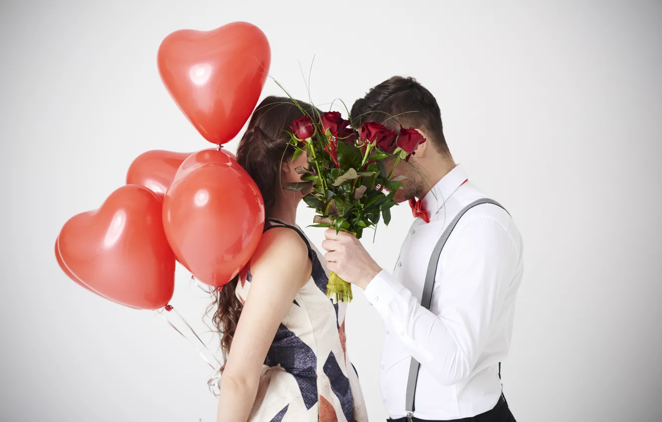 Фото обои девушка, цветы, розы, букет, пара, сердечки, красные, белый фон