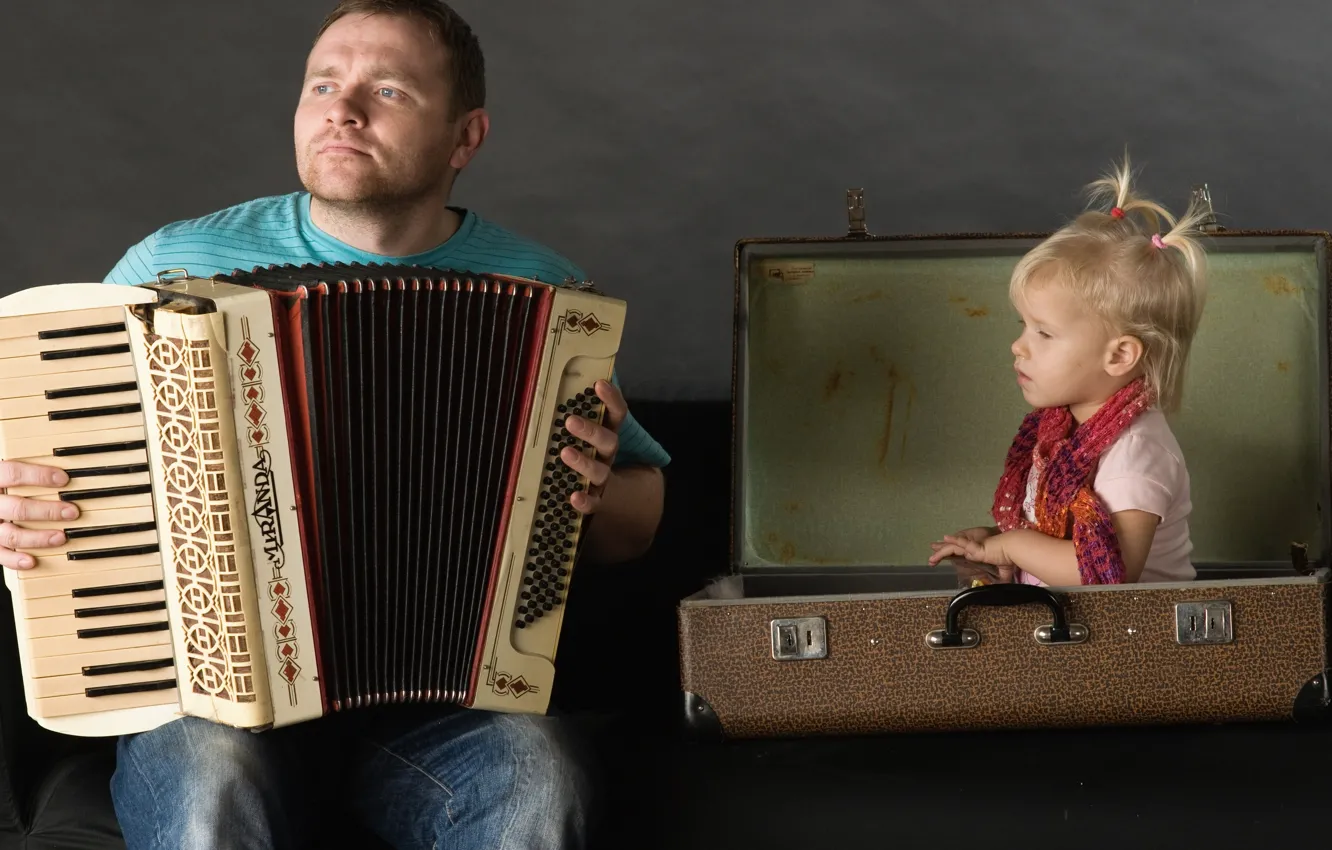 Фото обои мужик, ситуация, отец, девочка, чемодан, аккордеон