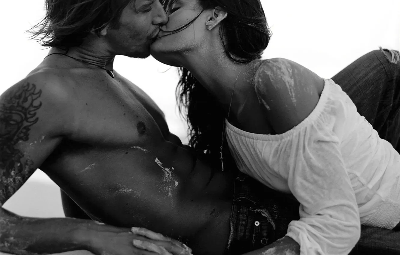 Фото обои пляж, модель, поцелуй, пара, мужчина, Isabeli Fontana, Изабели Фонтана
