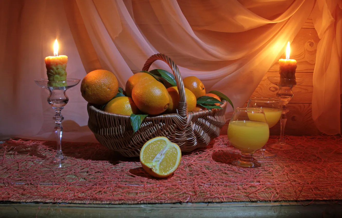 Фото обои стол, огонь, корзина, апельсины, свечи, бокалы, сок, натюрморт