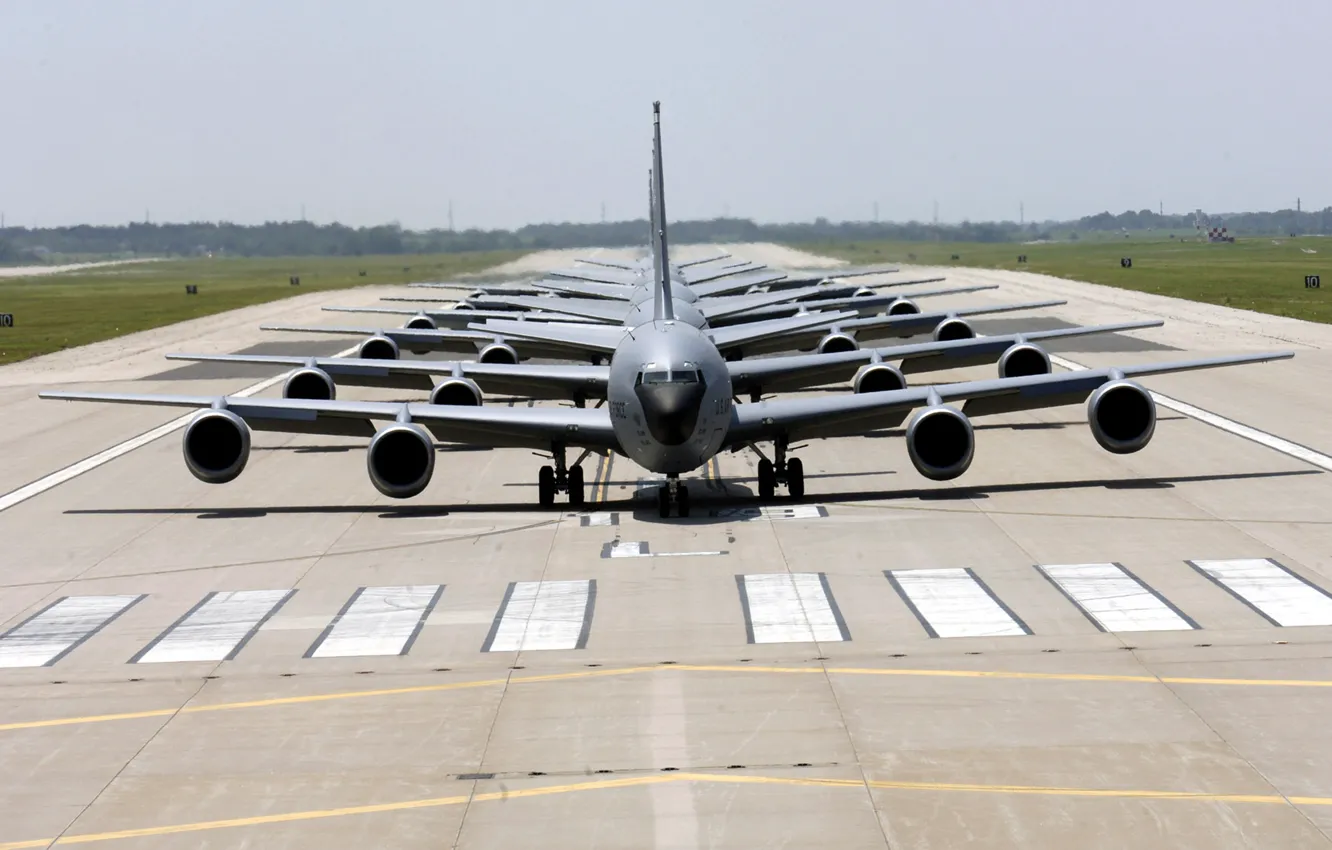 Фото обои аэропорт, американские транспортные самолеты, взлетная полоса
