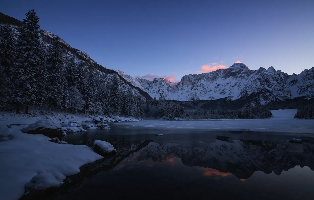 Фото обои зима, небо, снег, деревья, горы, природа, озеро, скалы
