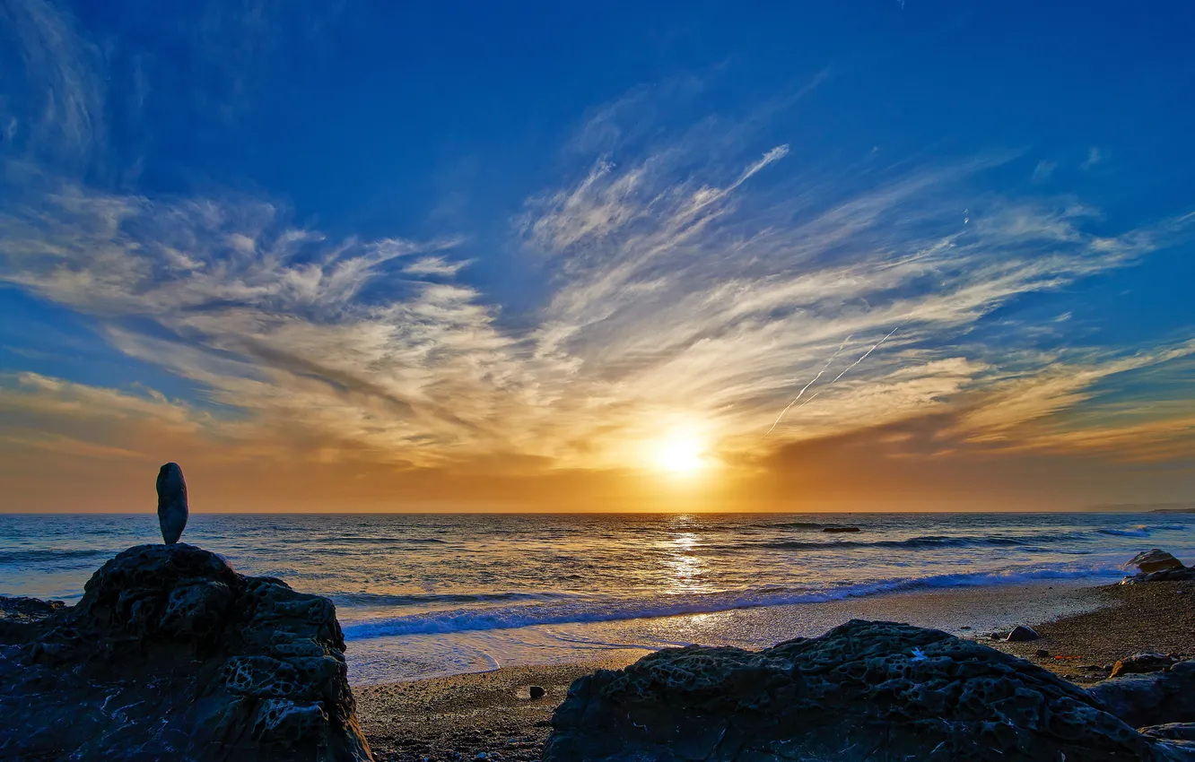 Фото обои море, небо, солнце, облака, закат, камни, берег