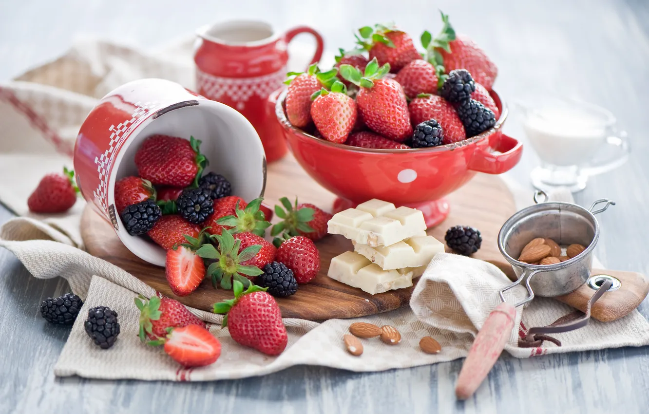 Фото обои ягоды, шоколад, клубника, натюрморт, ежевика, миндаль