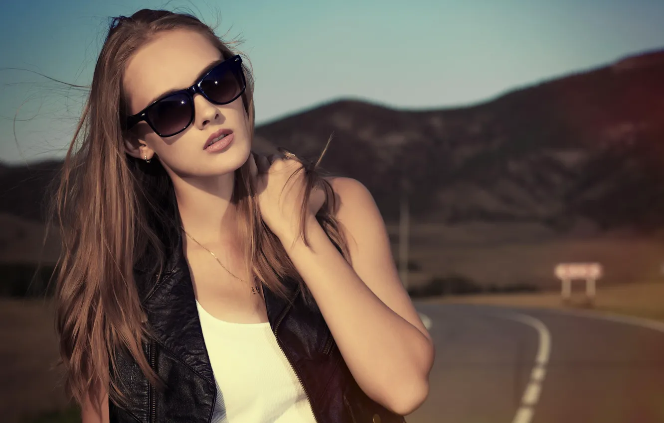Фото обои дорога, девушка, солнечные очки, волосы. ветер