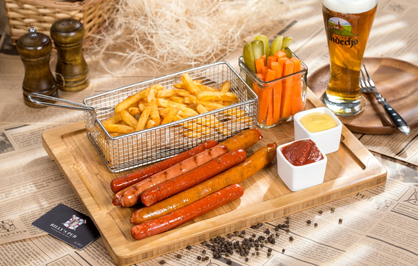 Фото обои пиво, овощи, соус, колбаски, картошка фри